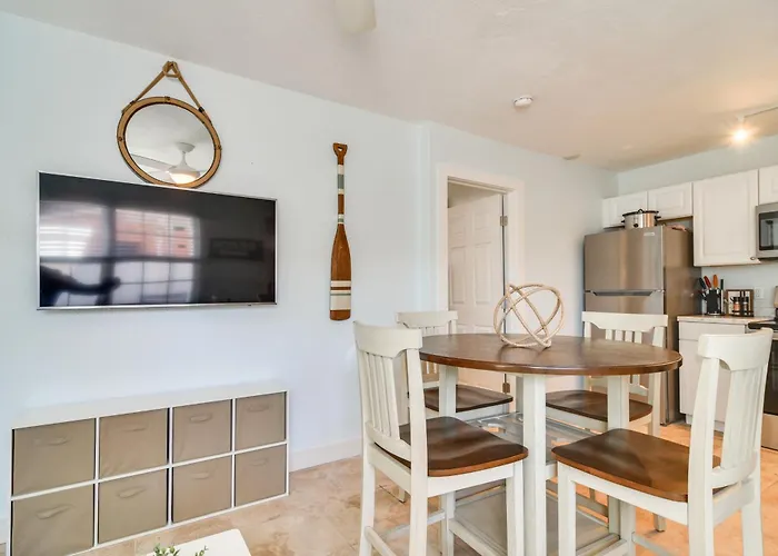 W/ Easy Access To Indian Rocks Beach! Apartment Clearwater Beach